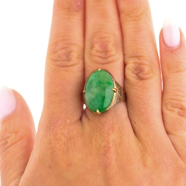Green 10 Carat Vintage Natural Jadeite Jade in Carved 18k Gold Oval Ring, Size 6 For Sale - Image 8 of 9