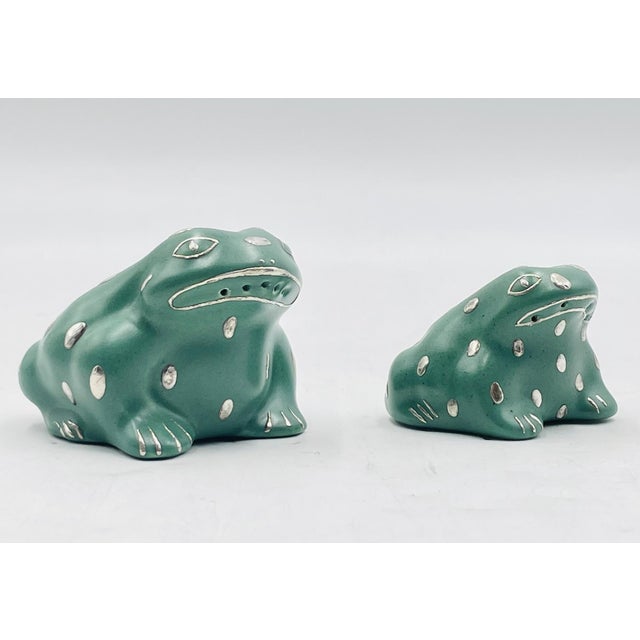 Green Emilia Castillo Pure Silver & Porcelain Frog Salt & Pepper Shakers, Taxco 1998 For Sale - Image 8 of 10