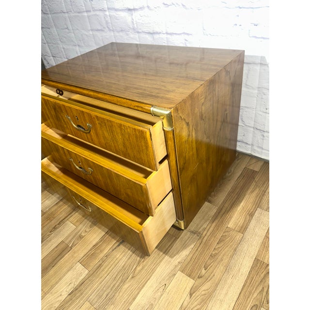 1980s Vintage Drexel Heritage Campaign Nightstand / Side Table in Walnut and Brass – Accolade Collection⚡️ For Sale In Los Angeles - Image 6 of 11