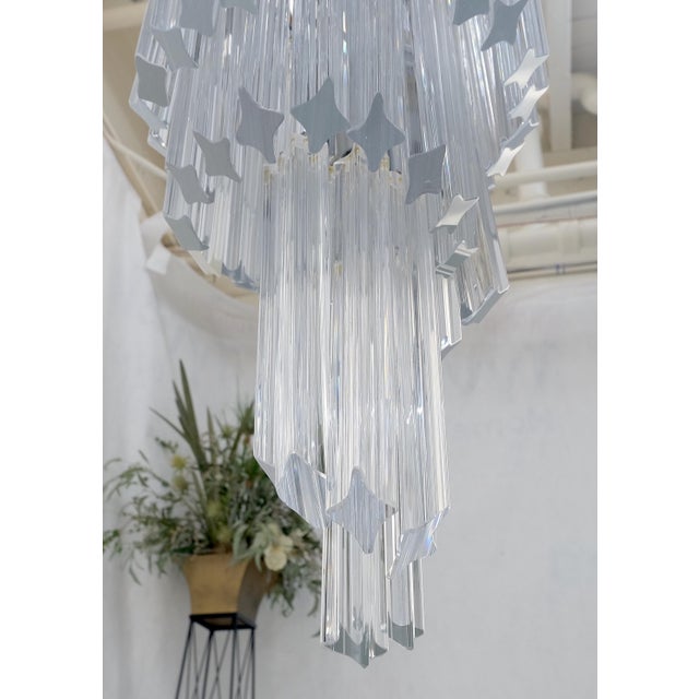 1980s 1980s Mid Century Spiral Tier Swirling Chandelier with Murano Glass Triedri Prisms For Sale - Image 5 of 10