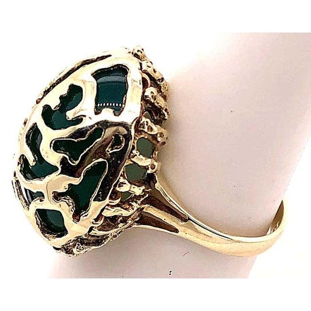 2010s 14 Karat Yellow Gold Oval Green Onyx With Filigree Overlay Solitaire Ring, Size 7 For Sale - Image 5 of 12
