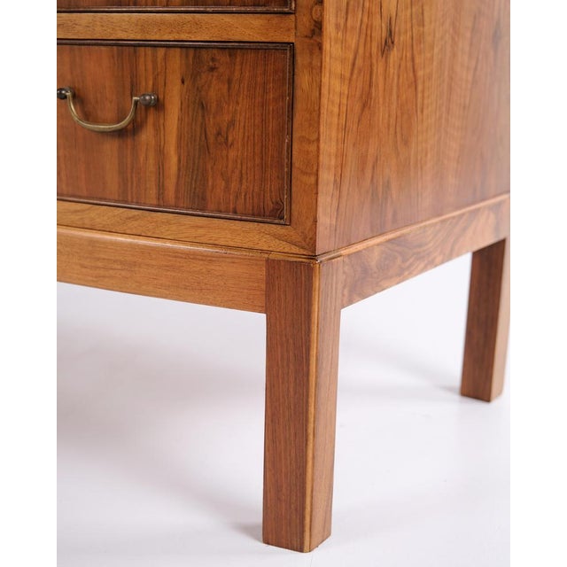 Chest of Drawers in Flamed Walnut and Brass attributed to Ole Wanscher, 1940s For Sale - Image 6 of 13