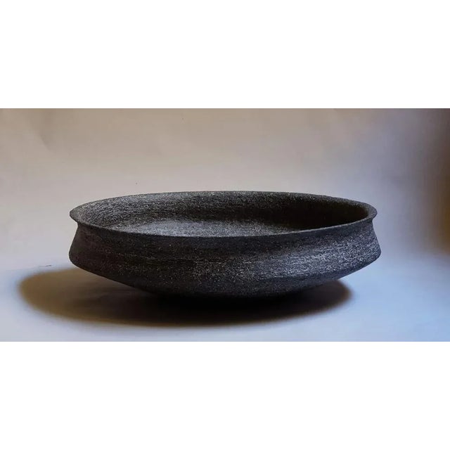 Black Stoneware Phiale Plate by Elena Vasilantonaki Unique Dimensions: ⌀ 30 x H 10 cm (Dimensions may vary) Materials:...