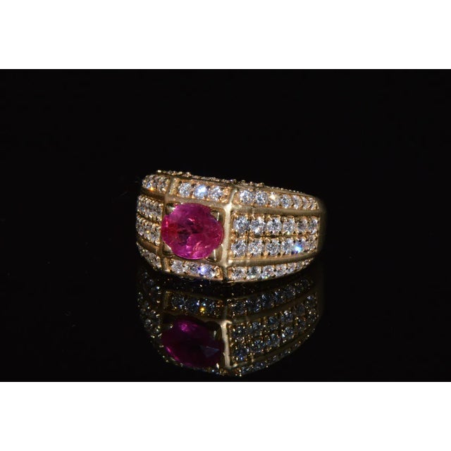 Contemporary Certified Natural 2.81Cts VS F Diamond Vivid Red Ruby 18K Solid Gold Cigar Ring Band, size 6.5 For Sale - Image 3 of 10