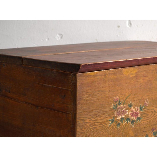 Early 20th Century Chinese Trunk with Painted Flowers in Elm, 1900 For Sale - Image 5 of 12