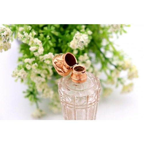 Perfume Bottle in Glass and 15k Gold For Sale - Image 5 of 6