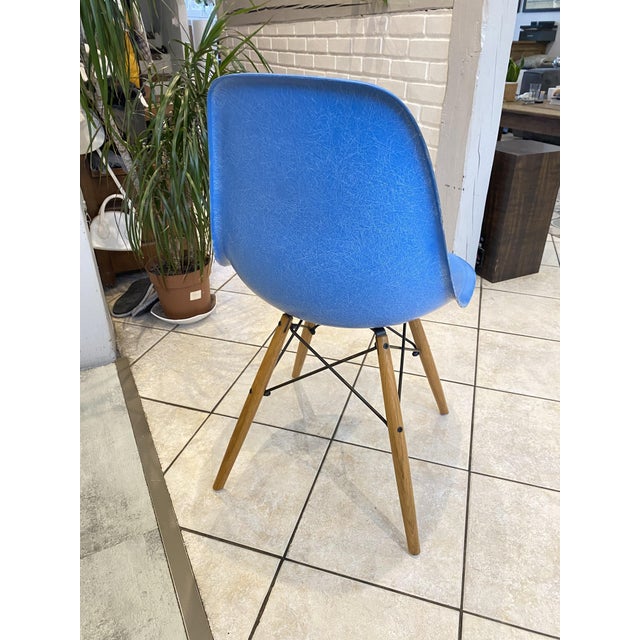DSW Chair in Turquoise Blue Fiberglass and Oak by Charles and Ray Eames for Herman Miller, 1950s For Sale - Image 6 of 12