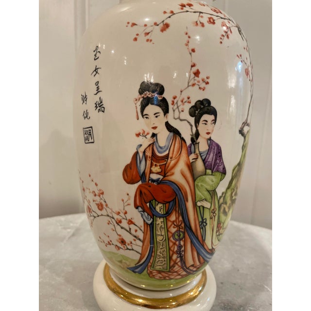 Mid 20th Century Pair of Vintage Mid Century Chinoiserie Japanese Geisha Floral Gold Ginger Jar Vase Famille Rose Style For Sale - Image 5 of 8