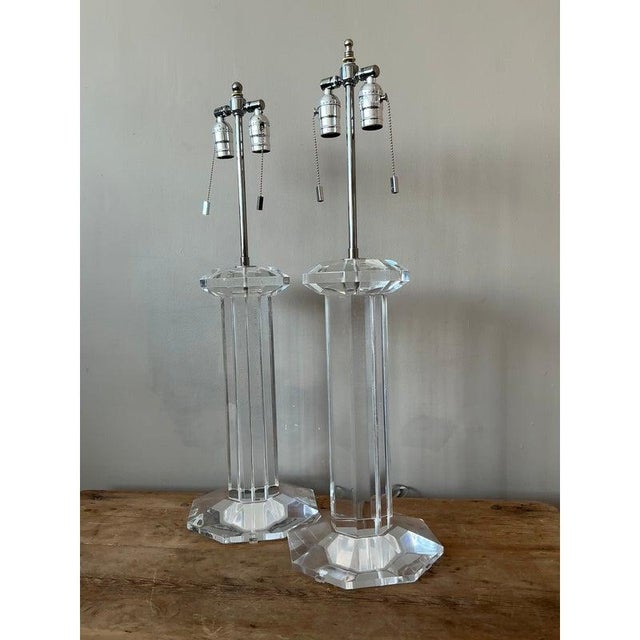 Contemporary Vintage Regency Lucite Column Lamps - A Pair For Sale - Image 3 of 10