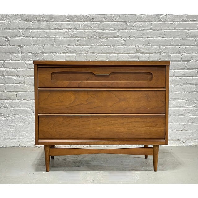 1960s Mid Century Modern Walnut Petite Dresser by Bassett Furniture Co., C. 1960s For Sale - Image 5 of 9