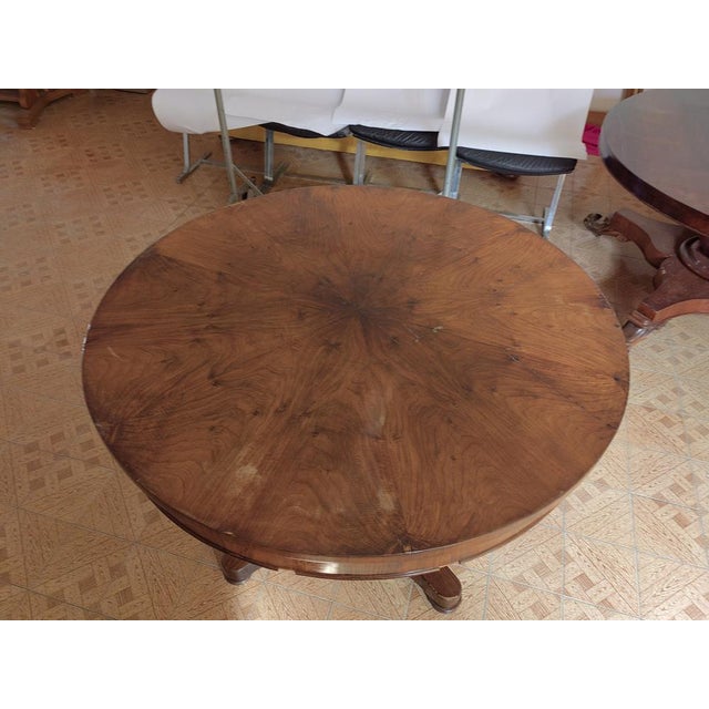 Round Table in Walnut Burl with Column Foot, Early 1800s, in Flawless conditions. Designed before 1890