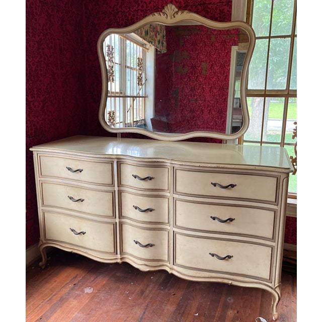French Provincial Drexel French Provincial Style 9-Drawer Triple Dresser With Mirror | Serpentine Front | 1960s For Sale - Image 3 of 18
