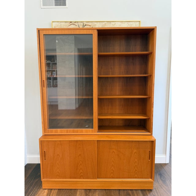 Mid 20th Century Danish Modern Teak Bookcase & Display Cabinet by Poul Hundevad With Sliding Glass Doors For Sale - Image 9 of 10