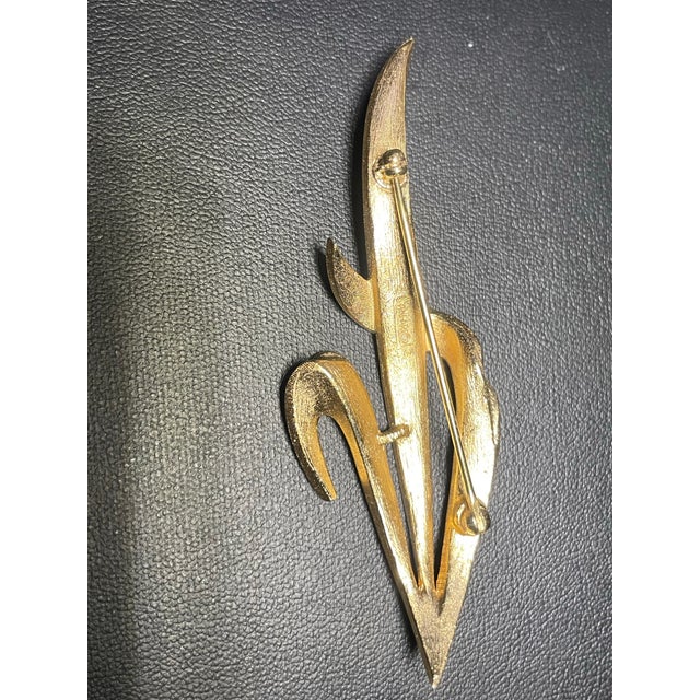 Gold MCM Jewelry by Trifari Flame Ribbon Brooch For Sale - Image 8 of 8