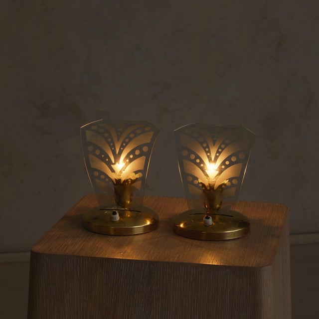 A petite Italian table lamp from the 1950s, defined by its etched Murano glass shade and polished brass base. The curved...