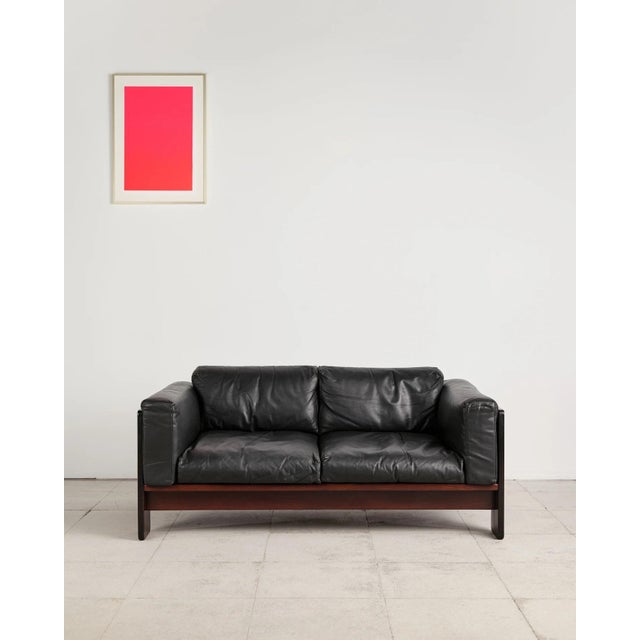 Mid-Century Modern Bastiano Two-Seater Sofa in Mahogany and Black Leather by Afra and Tobia Scarpa for Gavina, Italy, 1960s For Sale - Image 3 of 18