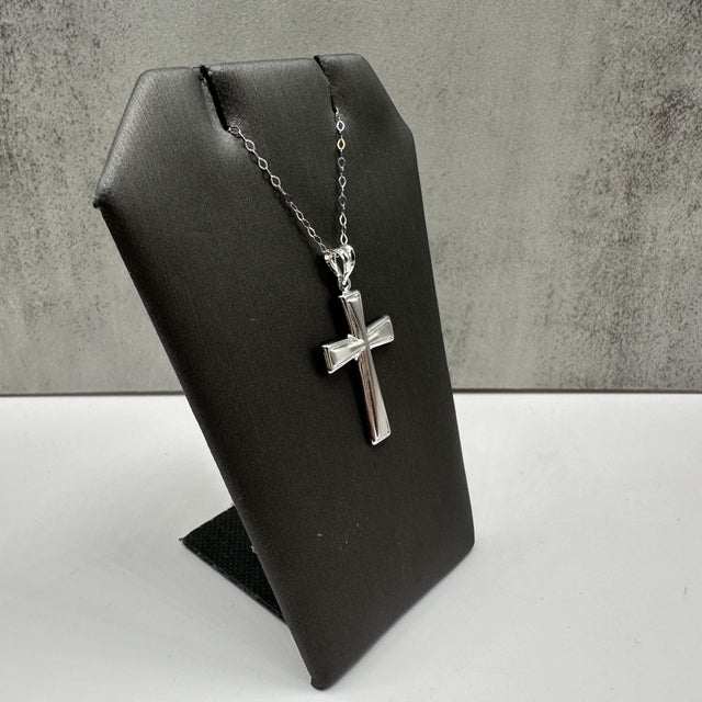 This elegant Cross Necklace in 14kt white gold features a timeless cross pendant. With a 16-inch length, it’s perfect for...