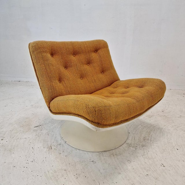 Very cute and comfortable 975 Lounge Chair designed by the famous Geoffrey Harcourt for Artifort in the 70's. Solid frame...