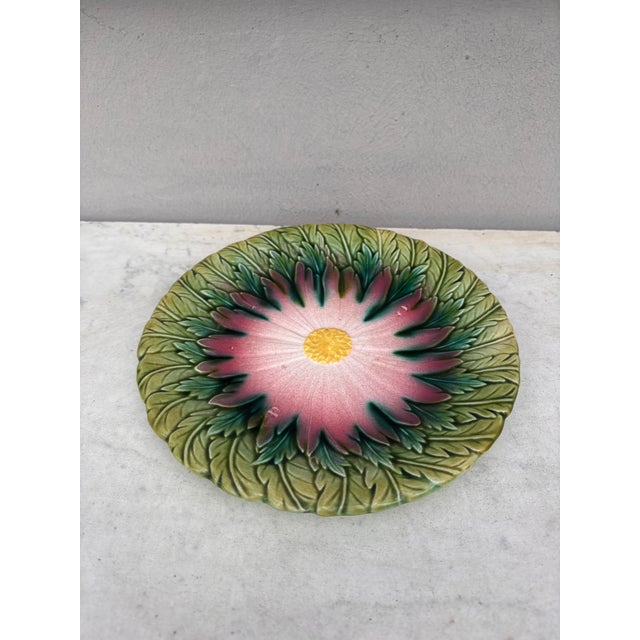 French Majolica daisy plate Orchies unsigned, circa 1890.