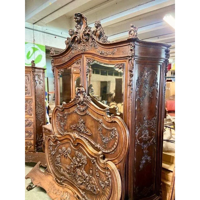 Large Louis XV Dresser in Walnut, in Very Good conditions. Designed before 1890