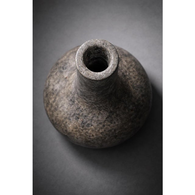 Late 20th Century Pair of Organic Modern Sculptural Floor Vessels – Textured Charcoal Studio Style (25" & 18") For Sale - Image 10 of 12