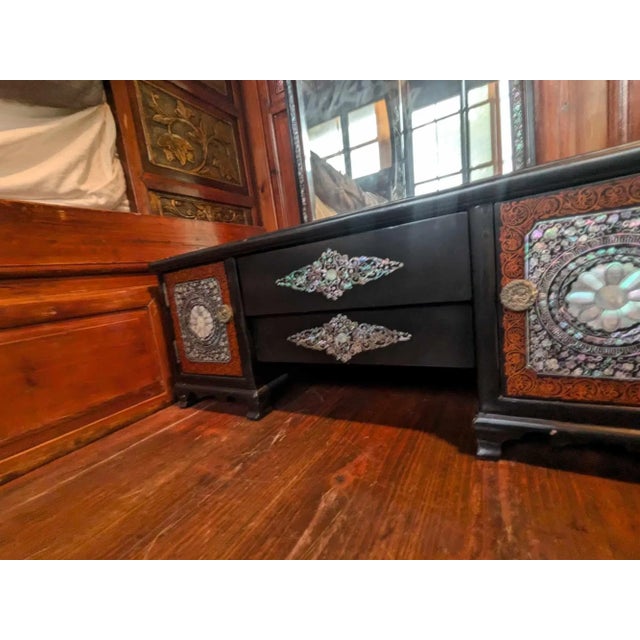 Shell Mid 20th Century Asian Black Lacquer Ft. Mother of Pearl Ornamented Cosmetic Vanity With Mirror For Sale - Image 7 of 12