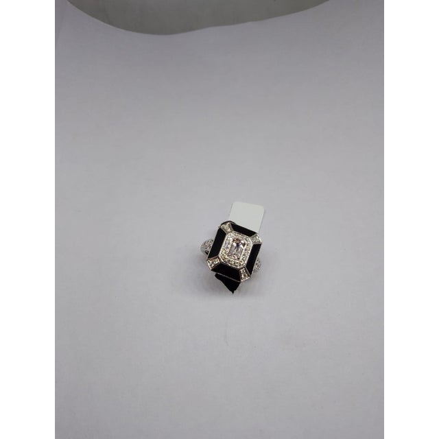 Diamond: 0.64cts 18K gold Gold weight: 5.72 grams Gross weight: 6.03 grams We encourage you to examine all the images...