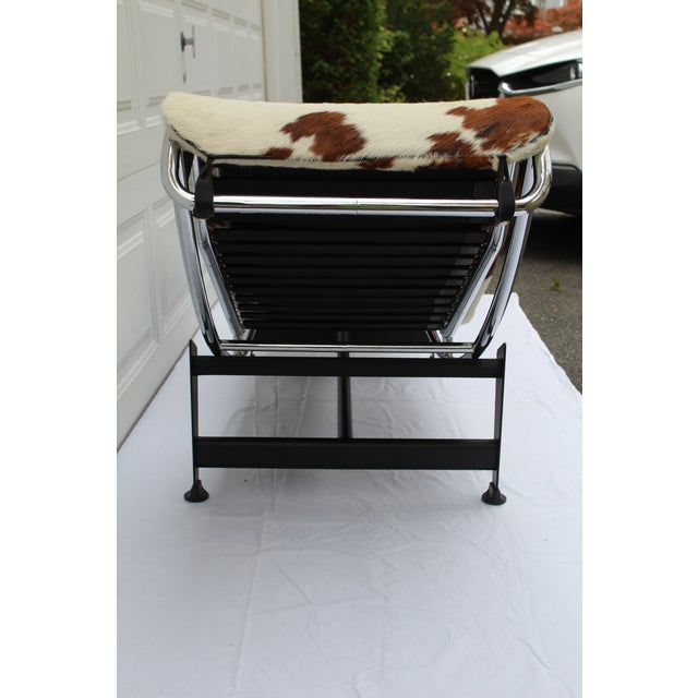 Le Corbusier Lc4 Lounge Chair by Le Corbusier for Cassina Cowhide For Sale - Image 4 of 18