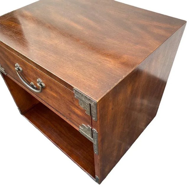 Chinoiserie Nightstand by Henredon Tansu Vintage Dark Wood & Brass Asian Hollywood Regency Campaign Chinese Charging End Table For Sale In Naples, FL - Image 6 of 10