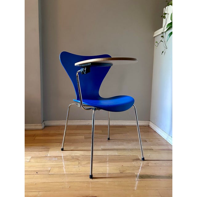 2000 - 2009 Series 7 Chair by Arne Jacobsen for Fritz Hansen With Writing Tablet For Sale - Image 5 of 11
