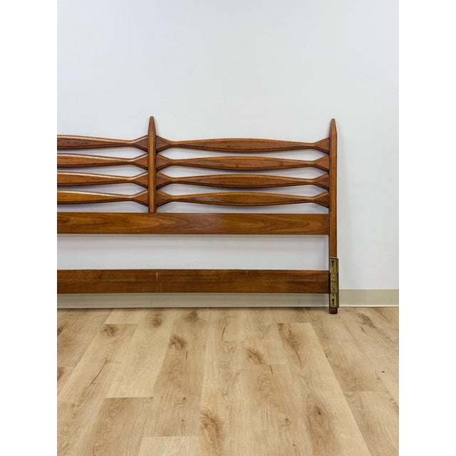 Mid 20th Century Vintage Heritage Furniture MCM Pointed King Headboard Mid Century Modern Bed For Sale - Image 5 of 17