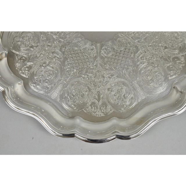 Late 20th Century Vintage Sheridan Victorian Silver Plated Footed Round Serving Platter Bar Tray For Sale - Image 5 of 10
