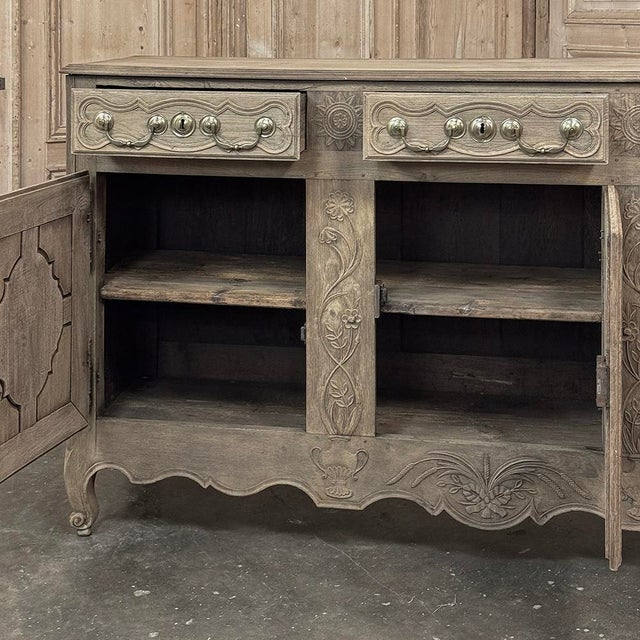 18th Century Country French Louis XIII Buffet in Stripped Oak For Sale - Image 13 of 18