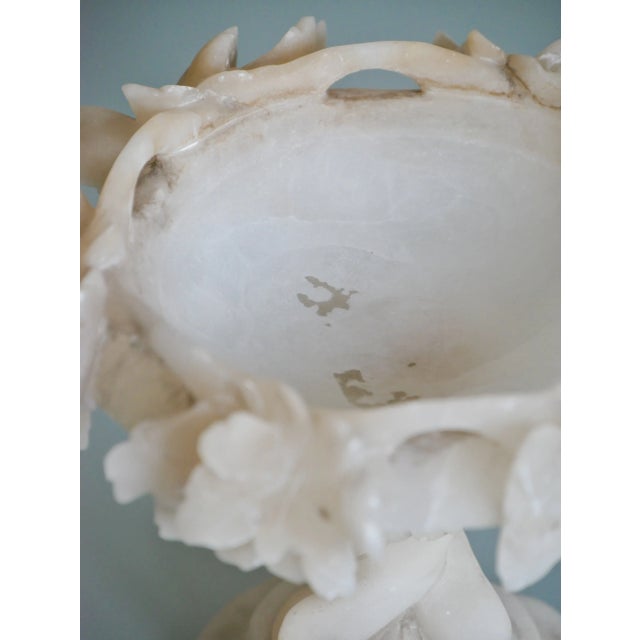 Beautiful smaller centerpiece made of alabaster, height 15 cm. Beautiful decoration. Italy, 19th century.