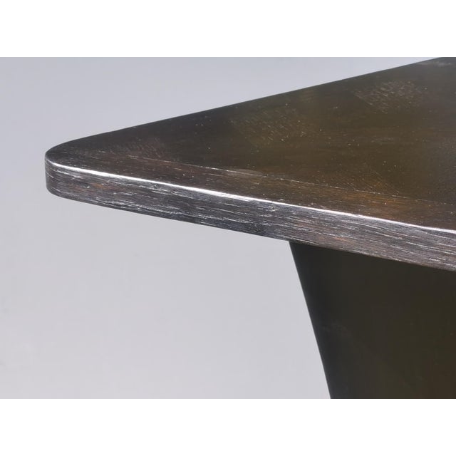 An elegant, rigorous and sculptural side table or console, Art Deco, Modernist, Neo-Classical, beautiful construction of...