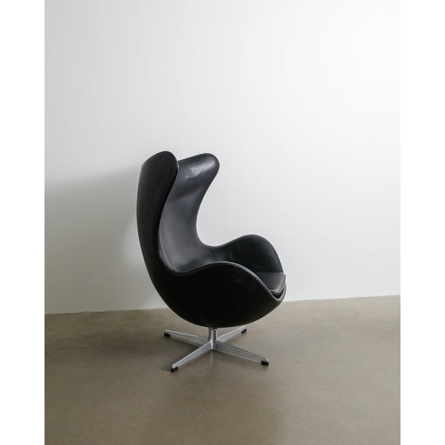 Early Mid-Century Danish Black Leather 3317 / Egg Armchair by Arne Jacobsen for Fritz Hansen, 1964 For Sale - Image 3 of 10
