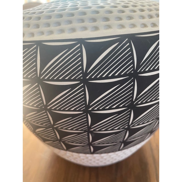 Early Vintage Katherine Victorino Acoma Pueblo Fine Line Pottery Vase – Signed K. V. For Sale - Image 10 of 12