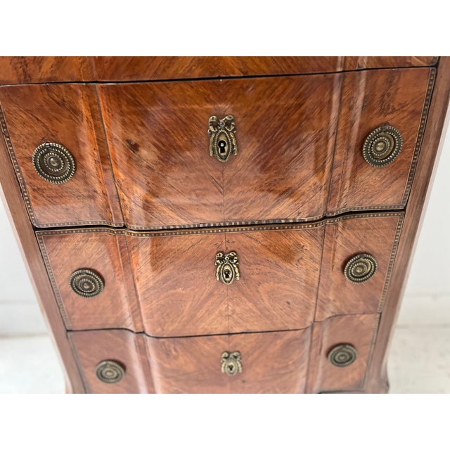 20th Century Transition Chest of Drawers in Elm and Amaranth Veneer For Sale - Image 10 of 17