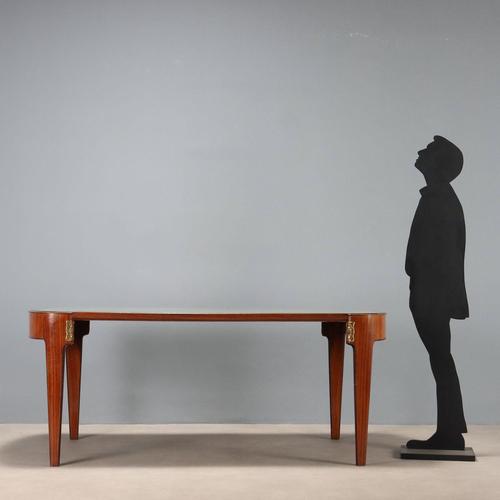 Vintage dining table of Italian manufacture from the 20th century with wooden frame, legs and band in mahogany veneer with...