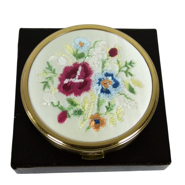 50s Margaret Rose Embroidered Powder Compact Made in England Original Box For Sale