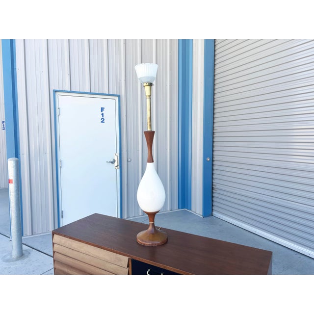 1960s Mid-Century Modern Tall Sculptural Walnut & Ceramic Table Lamp For Sale In Los Angeles - Image 6 of 11