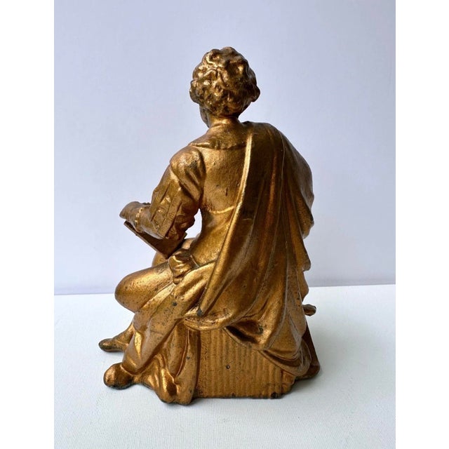 This exquisite vintage figurine of William Shakespeare is a must-have for any literary enthusiast or admirer of the arts....