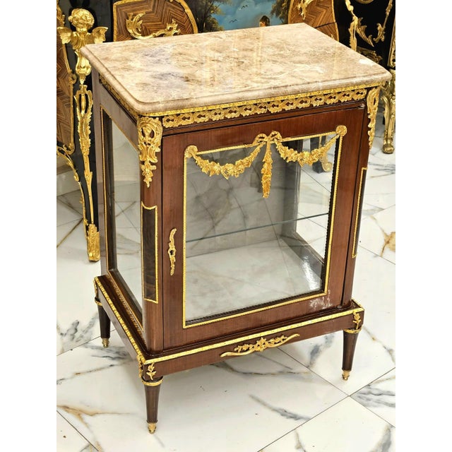 French Royal French Display Nightstand – Marble Top, Glass Door & Gold Leaf Accents For Sale - Image 3 of 3