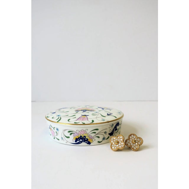 Late 20th Century English Blue and White Porcelain Round Jewelry or Trinket Box For Sale - Image 5 of 12