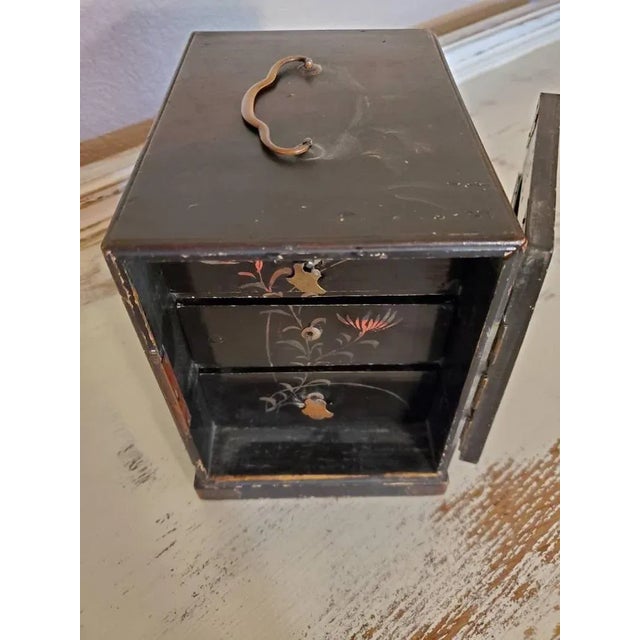 Early 20th Century Antique Japanese Export Victorian Era Black Lacquered Wooden Jewelry Box Small Tabletop Cabinet With Photograph For Sale - Image 5 of 11