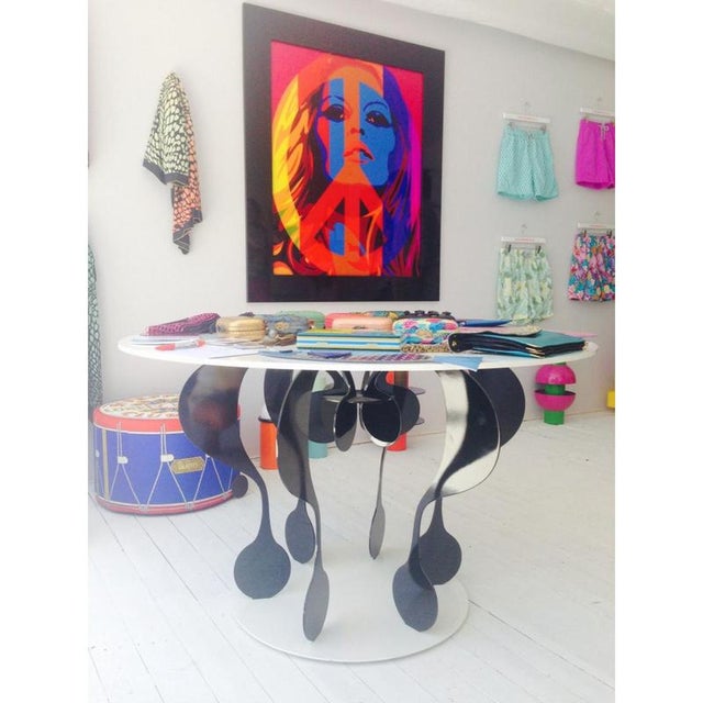 Enigma Round Dining Table in Powder-Coated Aluminum & Glass Top by Altreforme For Sale - Image 4 of 7