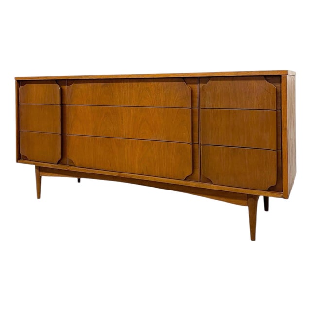 1970s Mid-Century Modern 9-Drawer Dresser With Sculpted DrawerFronts For Sale