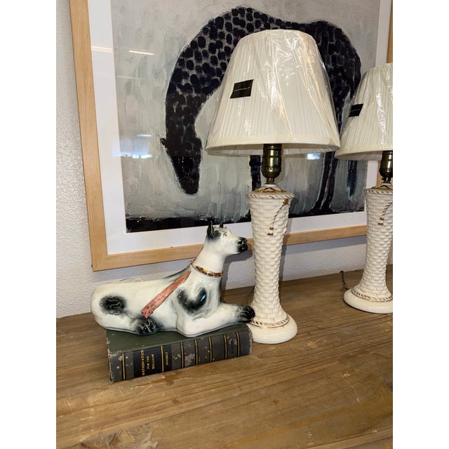 French 1950s Pair of Vintage Ceramic Diminutive Basket Gold Bow Lamps. For Sale - Image 3 of 12