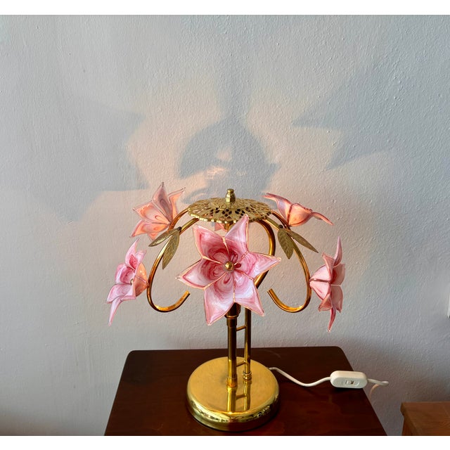 Vintage Pink Murano Glass Floral Table Lamp – Authentic Italian Curved Flower Desk Lamp With Brass Frame – Romantic Atmospheric Lighting For Sale - Image 10 of 18