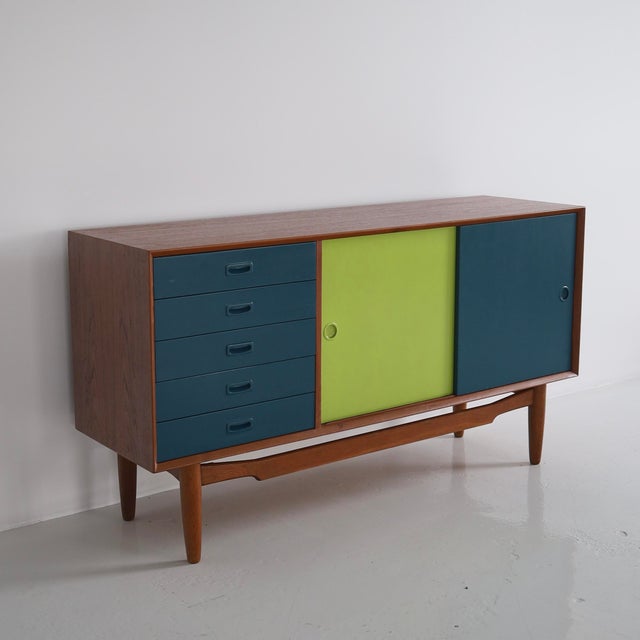 c. 1970s in great vintage condition - there are some stains in the drawer liners and some minor chips (pictured)